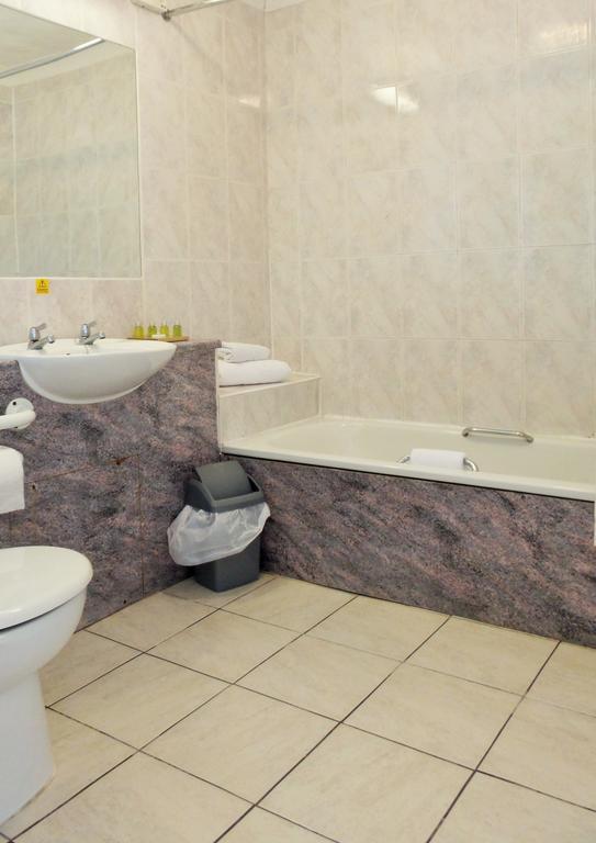 Roydon Marina Village Hotel מראה חיצוני תמונה