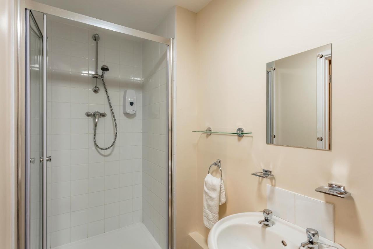 Roydon Marina Village Hotel מראה חיצוני תמונה