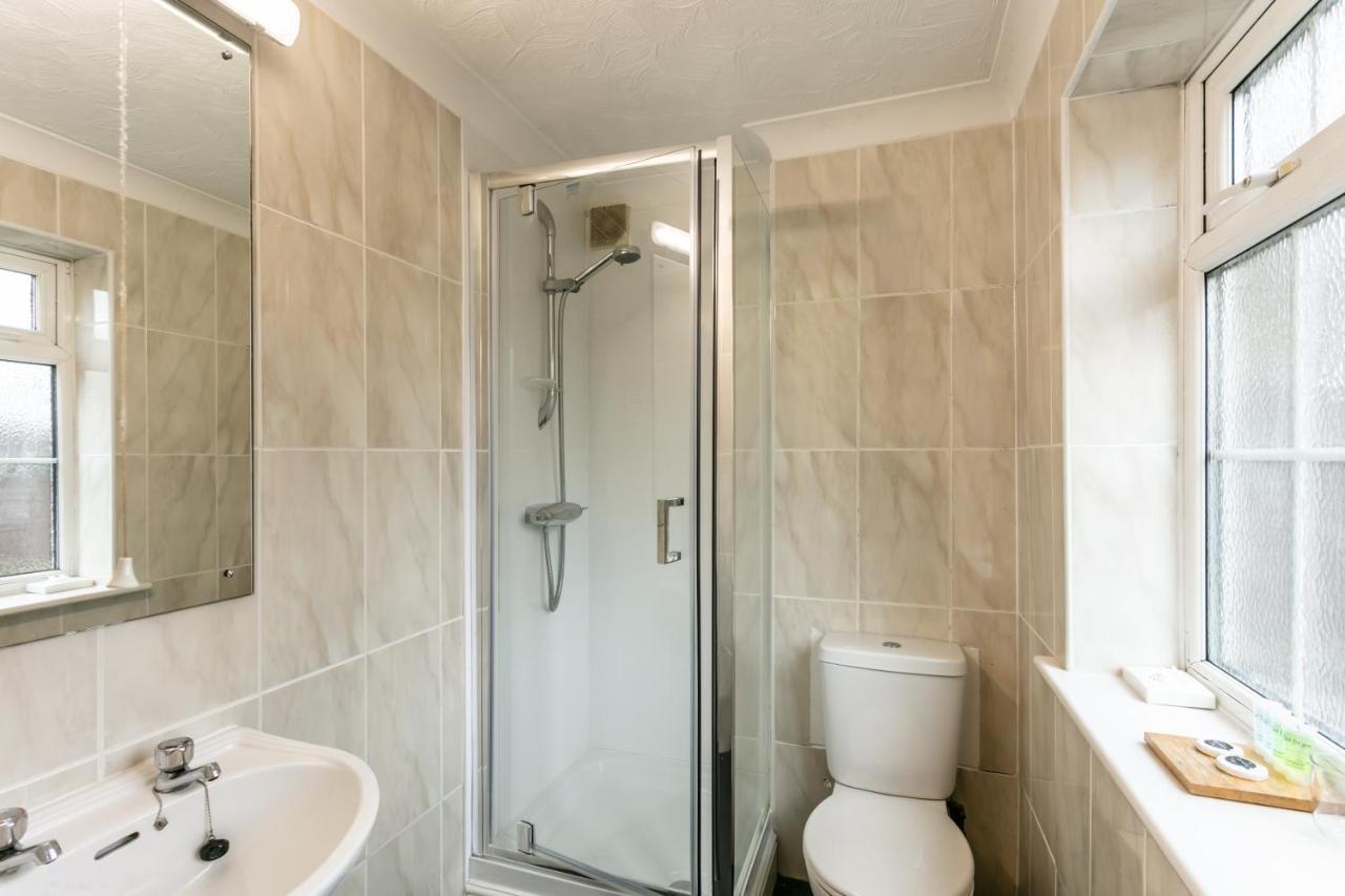 Roydon Marina Village Hotel מראה חיצוני תמונה